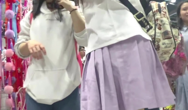 推荐 【展会抄底】包臀裙黑内裤YYDS，好身材大长腿，水手服靓妹裙子这么短疑似不穿内裤，果然够骚