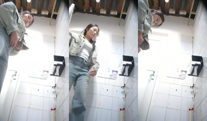 大神潜入野鸡大学简陋女厕超近视距高清后拍两个好闺蜜一块上厕所