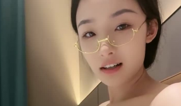 G罩杯八字大奶，眼镜包臀裙OL风，抓着手揉奶子，骑在身上想被操，主动扶屌骑乘位，干淫荡小骚逼