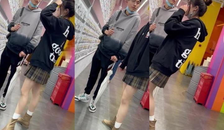【商场抄底】电玩靓女似乎没穿内裤，包臀裙太棒了，龟男带着小女友买化妆品，也成功拿下