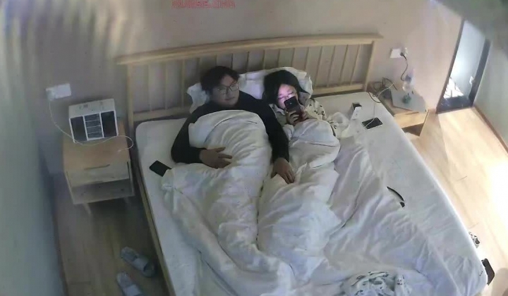 上帝视角小情侣开房 男人的口交和加藤鹰指先让女生情绪上来 然后对着逼 就是猛的开炮