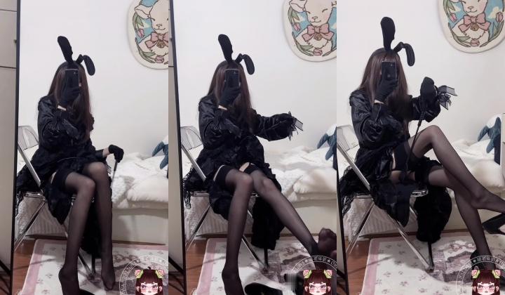 推特颜值福利姬【仙仙桃】第四弹END，大眼萌妹，白虎嫩穴道具自慰