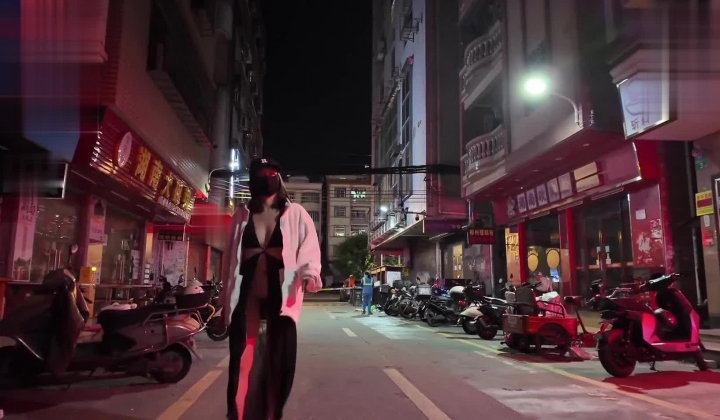 深夜出门吃夜宵，【cikaimoonLiWaynix】城市露出，被路人拿手机拍摄，大叔们看傻眼了
