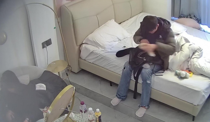 酒店偷拍连续3天入住的年轻情侣古灵精怪的双马尾可爱甜妹被男友不分日夜操了几次