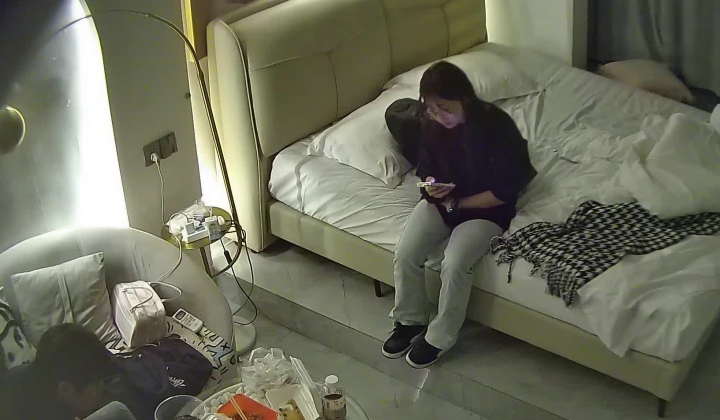 酒店偷拍连续3天入住的年轻情侣古灵精怪的双马尾可爱甜妹被男友不分日夜操了几次