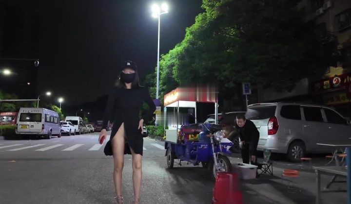 深夜出门吃夜宵，【cikaimoonLiWaynix】城市露出，被路人拿手机拍摄，大叔们看傻眼了