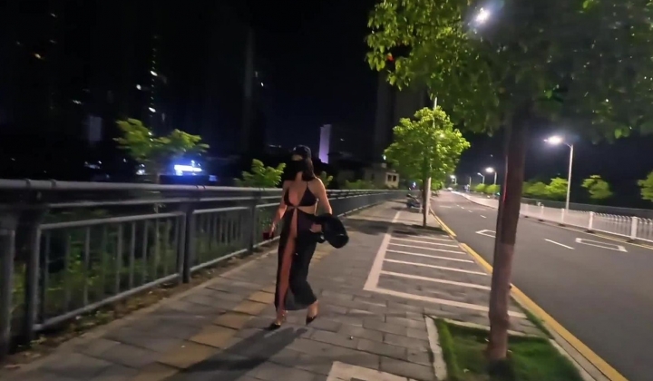 深夜出门吃夜宵，【cikaimoonLiWaynix】城市露出，被路人拿手机拍摄，大叔们看傻眼了