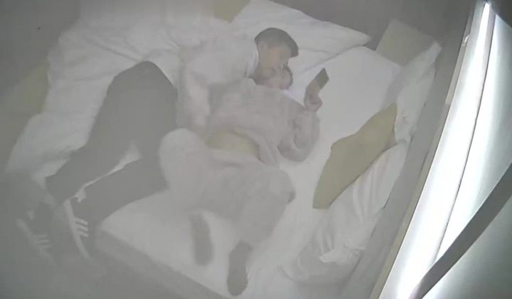 酒店偷拍年轻小伙把女友的逼逼擦干净狂舔后各种体位疯狂撞击干完不忘给逼逼拍照