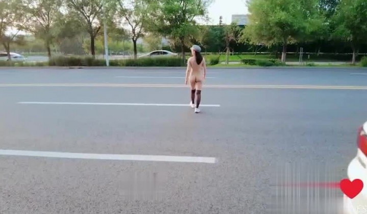 推特【桔梓】露出博主，户内外露出自慰学母狗撒尿，小区公园商场，颜值还不错，身材好胆子大
