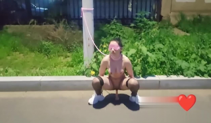 推特【桔梓】露出博主，户内外露出自慰学母狗撒尿，小区公园商场，颜值还不错，身材好胆子大