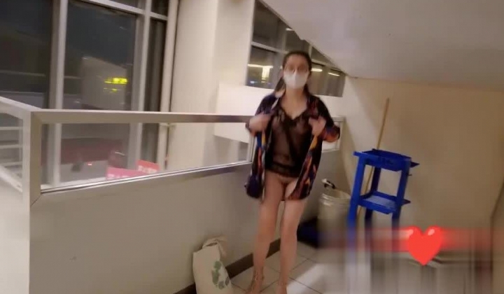 推特【桔梓】露出博主，户内外露出自慰学母狗撒尿，小区公园商场，颜值还不错，身材好胆子大