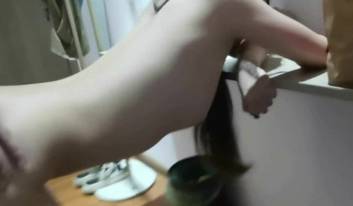 【网调约炮】 忽悠套路玩弄学生，线上线下玩弄，18岁大一学生妹，小穴无毛粉嫩，微露脸，无套内射爽炸了