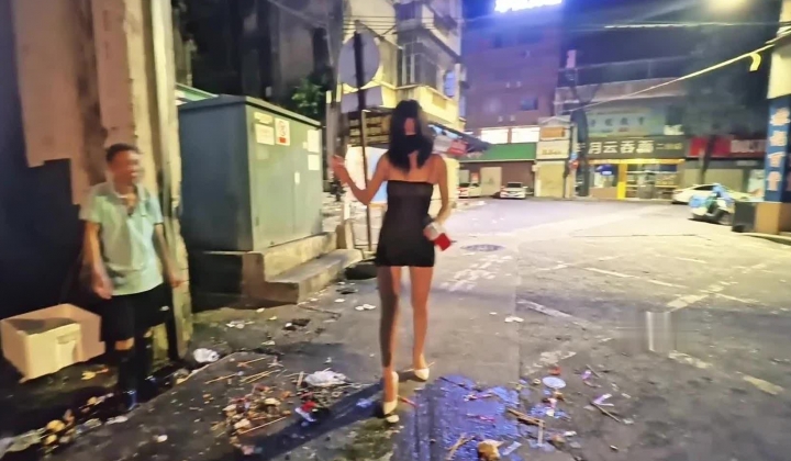 广东汕头的某个小县城【cikaimoon】透明黑丝城市游走，商店小摊前挑逗露出，大叔和小伙都傻眼