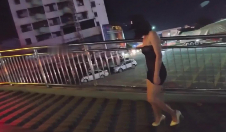 广东汕头的某个小县城【cikaimoon】透明黑丝城市游走，商店小摊前挑逗露出，大叔和小伙都傻眼