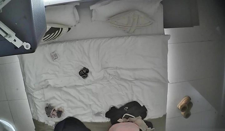 酒店上帝视角偷拍女友换上情趣睡衣后被小伙用超长大黑牛狂怼骚逼