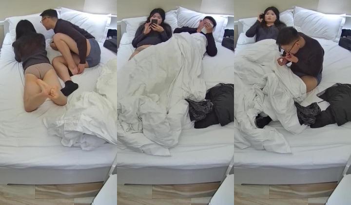 民宿酒店眼镜男带小少妇开房 少妇先换上一身豹纹 再配个丝袜 眼镜男扣完逼还拿出来给少妇看