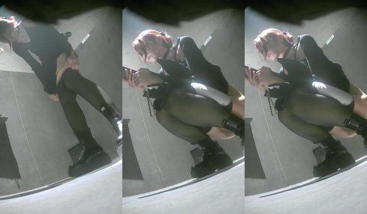 酒吧女厕前景偷拍几个颜值美女尿尿格子裤美女对着镜头美滋滋的笑