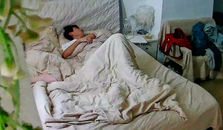 多彩公寓 小哥睡得迷迷煳煳就往女友身上蹭 接着就慢慢干上了 越干越清醒 最后好像没能射出来
