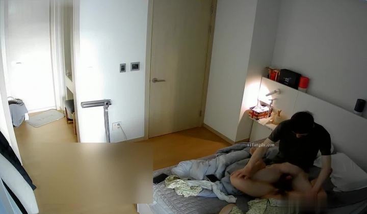 家庭摄像头真实破解偷拍，一对性欲强的夫妻频繁造爱，骚妻被搞完不满足还要自慰一下
