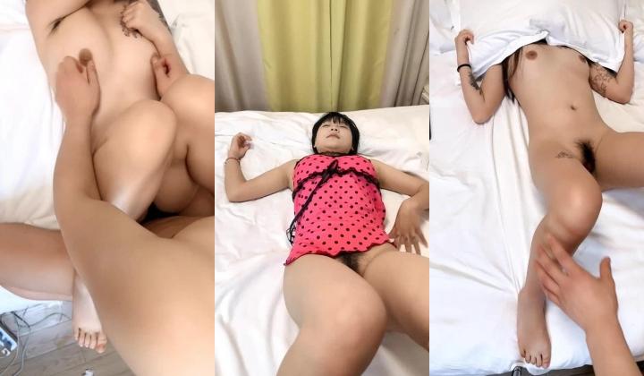 两个风骚小妹让大哥一个人玩弄，揉奶玩逼特写展示给狼友看，按摩棒塞逼自慰，轮着爆草两女，浪叫不止射