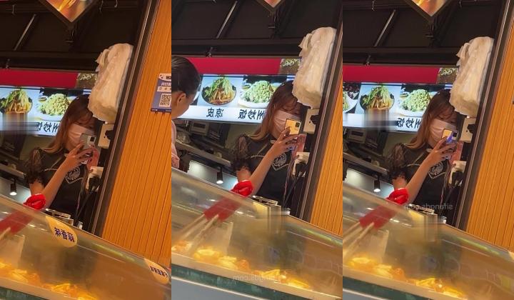 美食街跟踪抄底黑裙小姐姐 卧槽！竟然没穿内裤多毛肥鲍鱼尽情展示