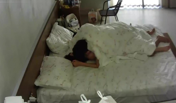 多彩商业街  青年情侣玩得很开呀 润滑油都准备好了 两人涂了之后 直接走后门 小美女身材真棒