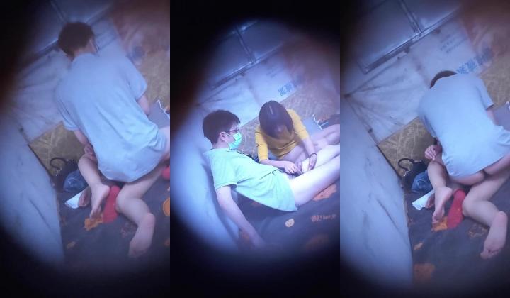城中村出租房大神洞中现场实拍，极品短发漂亮美女车轮式接客，老中青来者不拒，肏得白浆直流
