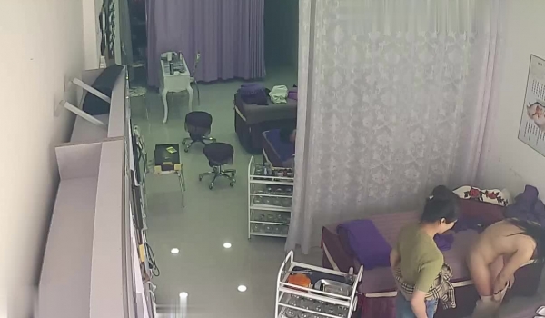 偷窥美容院，形形色色的美女过来做美容，大有风光，舒服又挣钱！