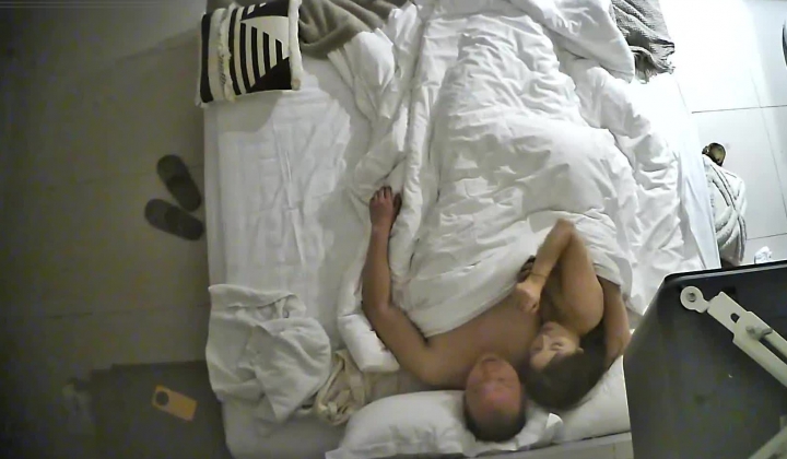 酒店偷拍皮肤白嫩气质甜妹和秃顶老登早泄男友在宵夜前到酒店啪啪助兴