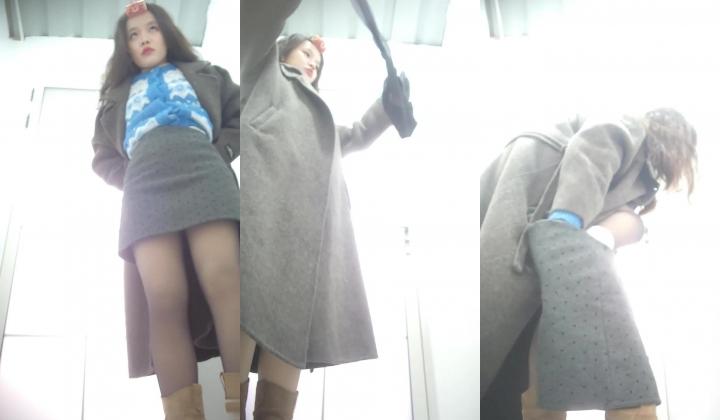 景区简易女厕偷拍美女换衣服尿尿多个高贵气质美女入镜