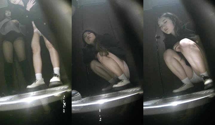 酒吧女厕偷拍单售精品 ️漂亮颜值小姐姐喝多了想呕吐 拉屎又细又长