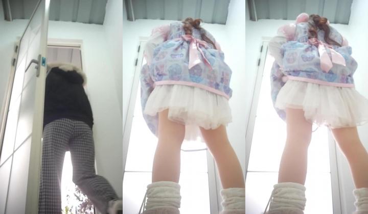 景区简易女厕偷拍美女换衣服尿尿多个高贵气质美女入镜