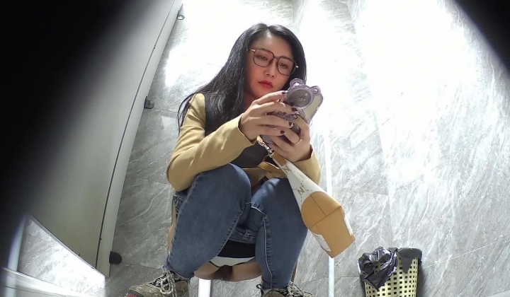 美女如云商场女厕正面全景脸穴同框连续偷拍多位美女大小便，有剃的有天生的白虎逼