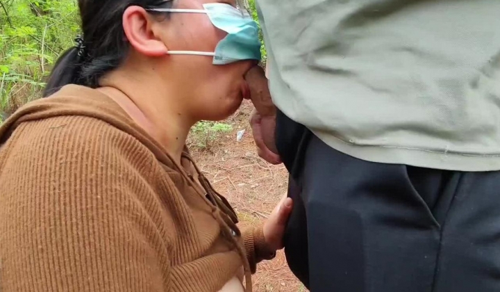 【精品乱伦】农村巨乳母子 - 山上带巨乳老妈捡蘑菇为动机 趁机打野炮 按住直接后入顶臀爆插 躺在