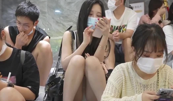 大神偷拍 买奶茶的包臀裙高颜值反差气质美女.直接坐台阶上露内裤给大家看内裤正面微微露黑色毛毛