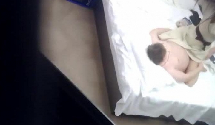 天眼酒店偷拍 ️模特身材颜值美女被猥琐舔狗男窥穴抱到沙发上玩弄还被无套内射