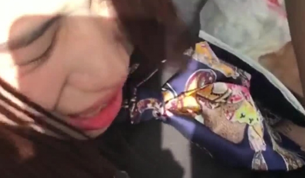 周末带着漂亮女同事去郊游 顺便玩个车震爽翻了完美露脸