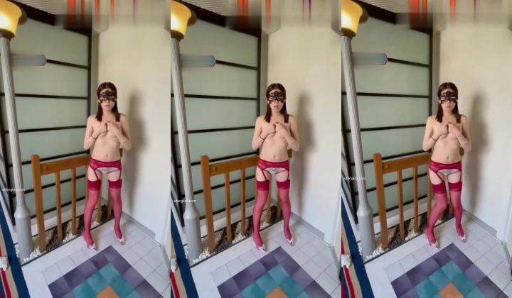 终极反差，穷人女神富人母狗，属性拉满，大神豪宅圈养极品性奴母狗日常调教，舔脚喝尿啪啪各种花样SM
