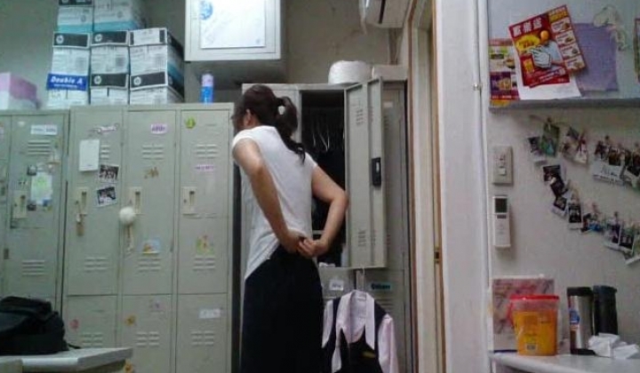 大神服装店偷拍妹子们换衣服走光露奶头,都是年轻学生妹,大神最后还露脸了