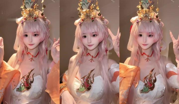 超美颜值少女『季雨』逼脸同框自慰定制福利，绝美容颜粉嫩小逼甚是诱人！小萌妹居然这么反差，真的爱了