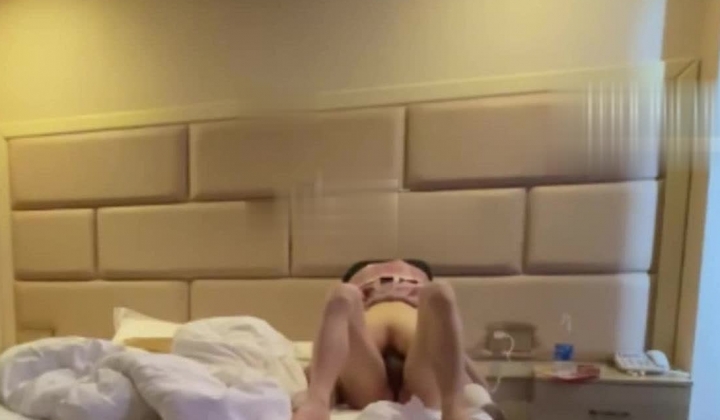 推特百人斩原创博主，【CB博士Cbboshi】，7号女主闷骚女大，没穿内裤 一模水都流到大腿根了