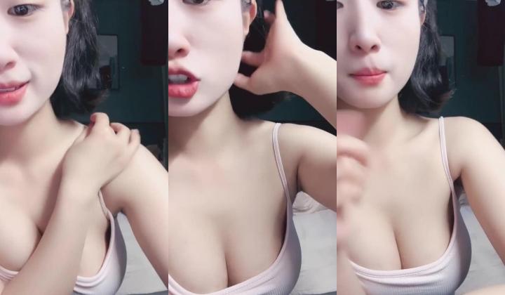 清纯单眼皮美少女【04月月曦】饱满美乳 圆圆翘臀 逼毛又黑又密很性感 主动扒逼看内穴