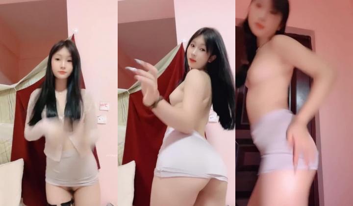 清纯学妹【瑶瑶呀】超级嫩 纯天然发育的相当完美 全裸揉逼掰穴看了直流口水就想干
