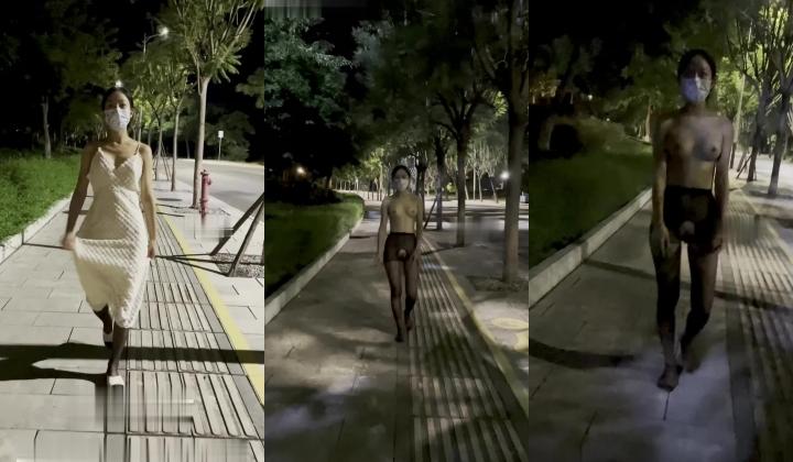【小小星】酒吧街全裸露出挑战在酒吧街躲在柜台后面身后就是人来人往的人群挑战脱衣全裸