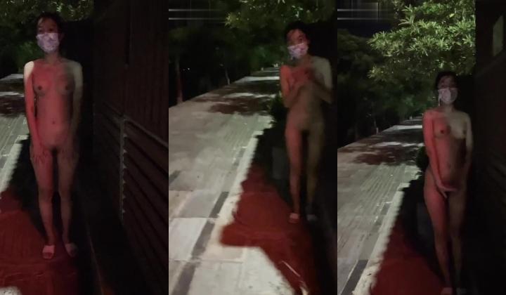 【小小星】酒吧街全裸露出挑战在酒吧街躲在柜台后面身后就是人来人往的人群挑战脱衣全裸