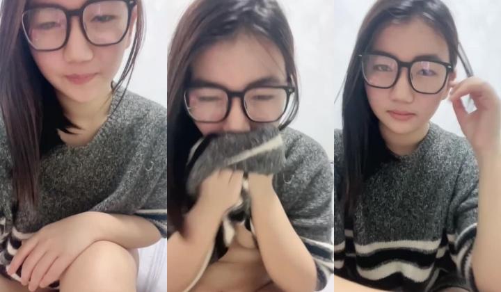 幼齿学妹【07米米】娇萌小萝莉 奶香四溢 屁股又圆又翘 逼逼开发的较少 全裸抠逼自慰