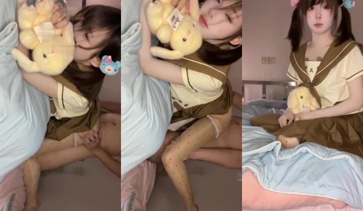 清纯校花嫩妹【辞宝】最新作品，可爱双马尾趴在床上被单男粉丝干到语无伦次了
