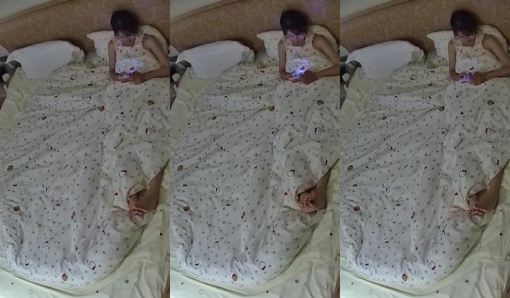 情趣酒店  有个很漂亮的女朋友但是来亲戚了怎么办 只能让她撸屌打奶炮这样子 还要射她奶子上