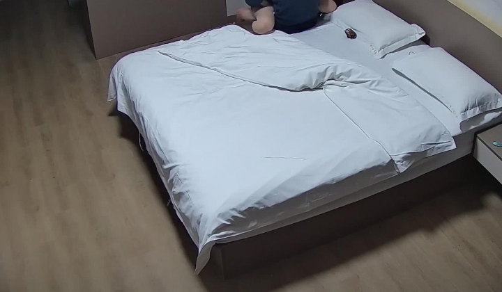 酒店偷拍性欲很强的美骚少妇偷汉子被狂干两场后意犹未尽再次上位榨取