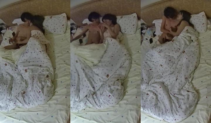 情趣酒店  有个很漂亮的女朋友但是来亲戚了怎么办 只能让她撸屌打奶炮这样子 还要射她奶子上